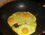 浇汁煎蛋的做法图解2