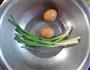 蒜苗炒鸡蛋皮的做法图解1