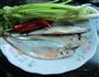 香芹大蒜烧小黄鱼的做法图解1