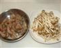 蟹味菇炒虾仁的做法图解1