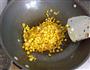 蛋黄松子炒玉米的做法图解10