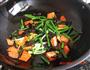 蒜毫炒木耳的做法图解5