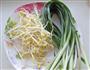 蚝油韭菜炒黄豆芽的做法图解1