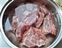 黄花菜煲排骨的做法图解1