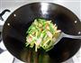 脆皮肠炒蒜苔的做法图解6