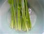 韭菜芽炒香芹的做法图解3