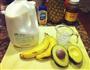 香蕉牛油果奶昔的做法图解1