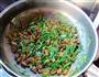 韭菜炒蚕蛹的做法图解5