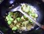 雪菜蚕豆炒土豆的做法图解9