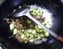 笋干菜炒蚕豆的做法图解6