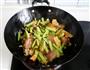 西芹豆干炒腊肉的做法图解10
