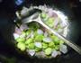 洋葱炒蚕豆的做法图解11