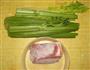 芹菜炒肉的做法图解1