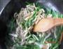 杏鲍菇炒韭菜莛的做法图解10