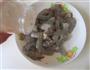 蚕豆炒虾仁的做法图解2