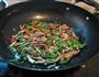 卤豆腐丝炒卤耳尖的做法步骤8