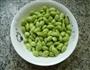 韭菜芽炒毛豆的做法图解2