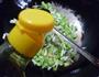 韭菜芽炒毛豆的做法图解9