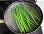 虾仁芦笋蟹味菇的做法图解3