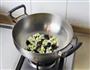 木耳炒花菜的做法图解4
