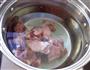海参花胶肉骨汤的做法图解3