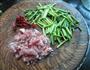蒜苔炒瘦肉的做法图解2