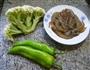 青椒鲜虾炒花菜的做法图解1