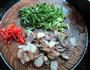 大蒜炒腊肉的做法图解2