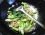 榨菜炒西芹的做法图解5