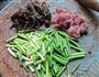 木耳蒜苔炒肉的做法图解2