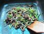 木耳蒜苔炒肉的做法图解7