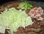 圆白菜炒肉的做法图解1