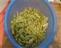 凉拌青豆芹菜的做法图解1