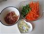 红萝卜炒肉丝的做法图解2