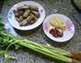芹菜炒蛏子的做法图解1