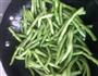 脊骨酱焖豆角的做法图解3