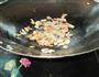 猪油渣炒蒜苗的做法图解3