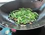 猪油渣炒蒜苗的做法图解4