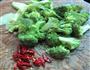 油焖西兰花的做法图解1