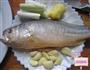 蒜香黄花鱼的做法图解1