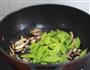 香菇炒荷兰豆的做法图解4