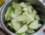 丝瓜炒洋葱碎的做法图解1