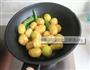 油焖辣椒小土豆的做法图解3