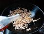 黄花菜炒脊肉的做法图解8