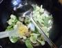 扁豆炒花菜的做法图解8