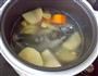 雪莲丝瓜鲫鱼汤的做法图解5