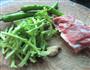 苋菜梗子炒肉的做法图解1