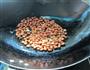 辣炒花生米的做法图解2