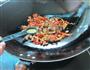 花生米炒腊肉的做法图解7