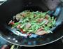 火腿炒扁豆的做法图解7